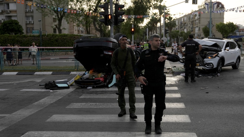 Bei dem Unfall wurden ersten Informationen nach vier Personen verletzt. (Bild: AP/Mahmoud Illean)