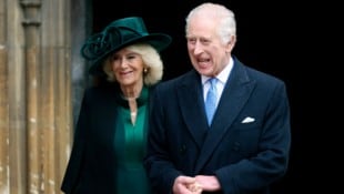 Der 75 Jahre alte König mit seiner Frau Camilla (Archivbild) (Bild: AP ( via APA) Austria Presse Agentur/Hollie Adams)