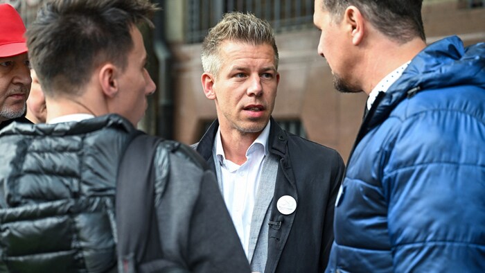 Peter Magyar (m.) ist der neue Star der ungarischen Opposition.