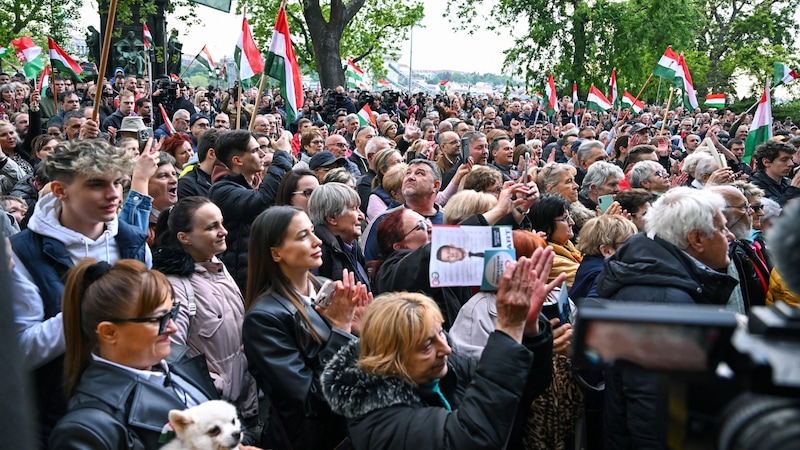 Viele kamen zur Demo in Budapest. (Bild: AFP/APA/ATTILA KISBENEDEK)