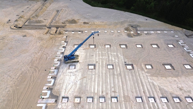 Auf der lange Zeit brach liegenden Schotterwüste in Ohlsdorf werden die ersten Lagerhallen errichtet.  (Bild: Wolfgang Spitzbart)