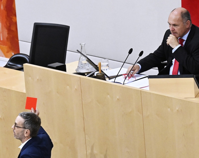 Kickl teilte einige Unfreundlichkeiten in Richtung Grüne und ÖVP aus (Bild: APA/ROBERT JAEGER)
