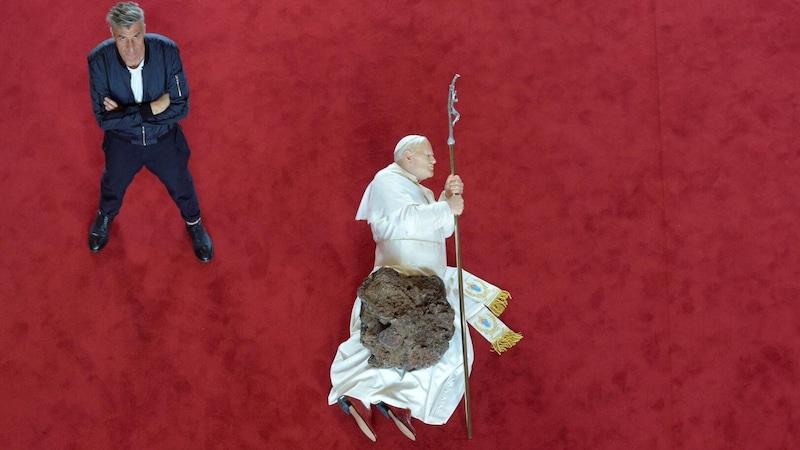 Maurizio Cattelan hatte einst mit einer Skulptur des von einem Meteoriten erschlagenen Papst Johannes Paul II. provoziert (Bild: © APA/AFP/ALAIN JOCARD)