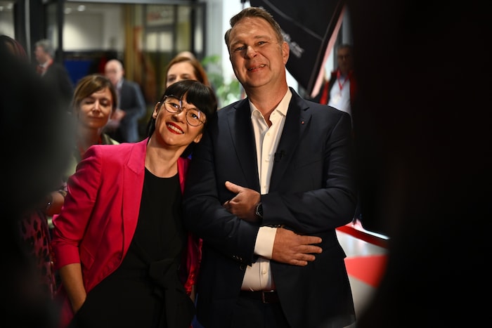 Andreas Babler beim Parteirat in Wieselburg mit Ehefrau Karin Blum