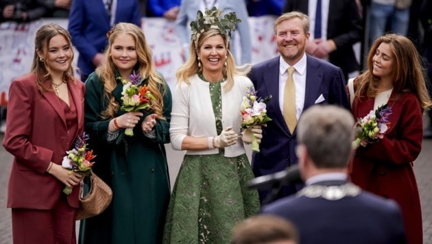 König Willem-Alexander ließ sich zum Geburtstag feiern. Seine Töchter stahlen ihm aber die Show. (Bild: APA/AFP/ANP/Freek van den Bergh)