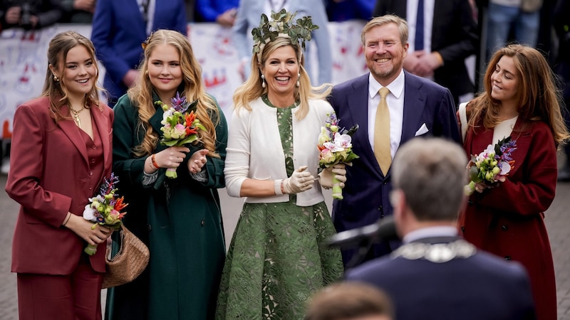 König Willem-Alexander ließ sich zum Geburtstag feiern. Seine Töchter stahlen ihm aber die Show. (Bild: APA/AFP/ANP/Freek van den Bergh)