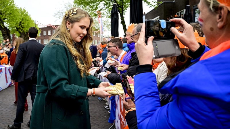 Kronprinzessin Amalia nahm sich viel Zeit für die Royal-Fans. (Bild: APA/AFP/ANP/Mischa Schoemaker)