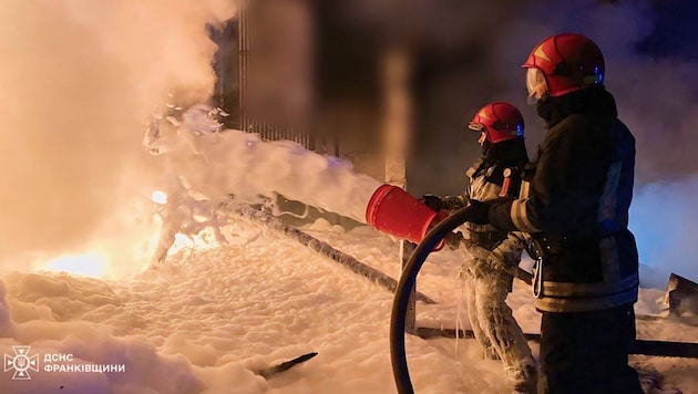 Feuerwehren versuchten, nach den Raketenangriffe Russlands die Brände zu löschen. Vor allem Energieanlagen waren Ziel der Luftschläge. (Bild: APA/Ukrainian Emergency Service via AP)