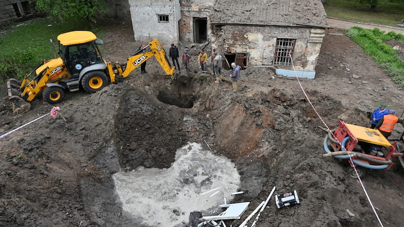 Egy harkivi kórház területét is találat érte. (Bild: APA/AFP/SERGEY BOBOK)