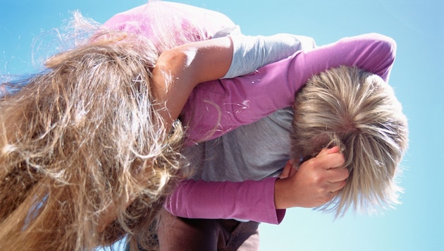 Kinder lernen spielerisch am besten, Risiken zu erkennen und mit diesen umzugehen. Dabei kann es schon einmal wilder zugehen, blaue Flecken werden nicht ausbleiben. (Bild: www.imagesource.com)