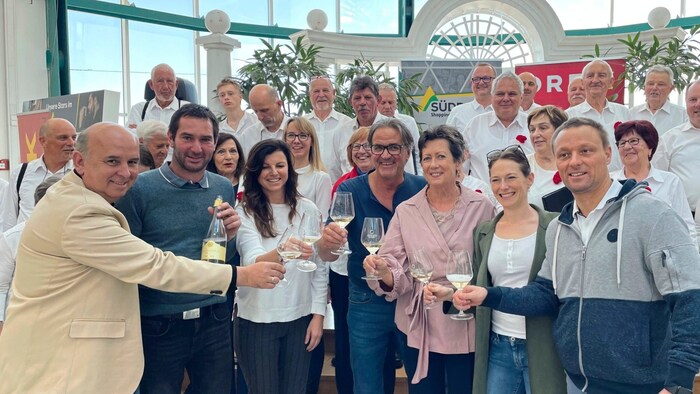Heinz Achatz (far left) hosted the "Friendship knows no boundaries" event in Südpark on Friday and yesterday. Many friends of Südpark also attended, including Monika Kircher-Kohl and Markus Fellner.
