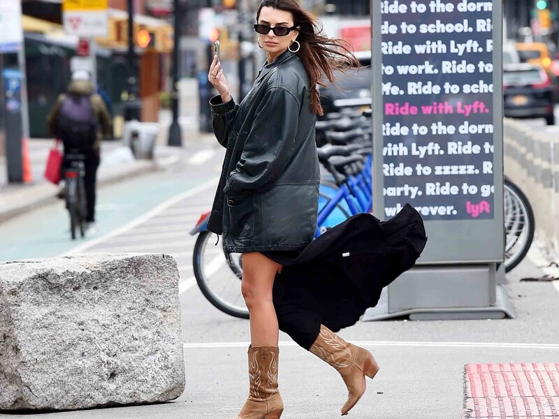 Auch Emily Ratajkowski liebt ihre Cowboy-Boots. (Bild: Photo Press Service/www.PPS.at)