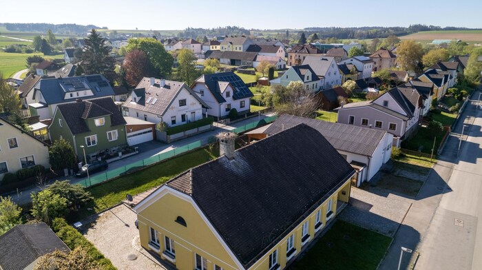 Gegenüber der Straße steht das ehemalige Postgebäude, wo der Storch nun nistet.