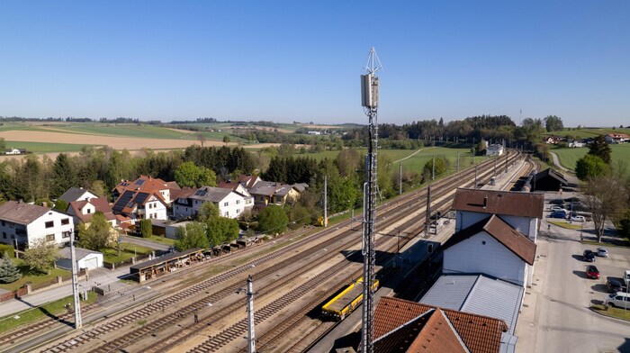 Der Funkmast in Nähe von Oberleitungen und Co war der ÖBB zu gefährlich. Man versuchte den ...