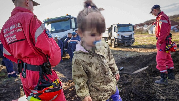 Das 22 Monate alte Kind verschwand am 26. März aus einem Dorf in der serbischen Gemeinde Bor. (Bild: Krone KREATIV, AP/Serbian Ministry of Interior, Privat)