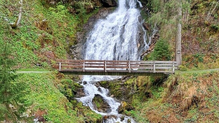 The impressive Teufelsbach waterfall: the floodwaters plunging into the depths can be easily observed from the bridge.