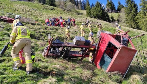 Der Schlepper stürzte rund 50 Meter über steiles Gelände, der Lenker wurde aus der Kabine geschleudert. (Bild: ZOOM Tirol/Krone KREATIV)