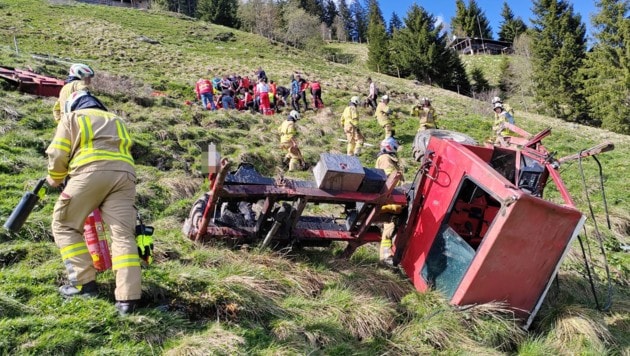 Der Schlepper stürzte rund 50 Meter über steiles Gelände, der Lenker wurde aus der Kabine geschleudert. (Bild: ZOOM Tirol/Krone KREATIV)