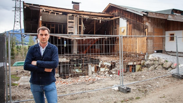 Simon Heilig-Hofbauer (left) went to Pinzgau to see the demolition work at Hinterlehen Gut for himself. (Bild: Photographer: Anna Pirato)