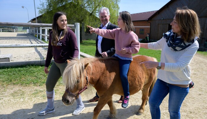 Kurzer Ausritt: Landtagspräsident Karl Wilfing begleitete Marie, ihre Mama und Melanie Wagner. 