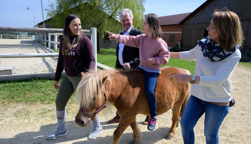 Kurzer Ausritt: Landtagspräsident Karl Wilfing begleitete Marie, ihre Mama und Melanie Wagner.  (Bild: Molnar Attila)