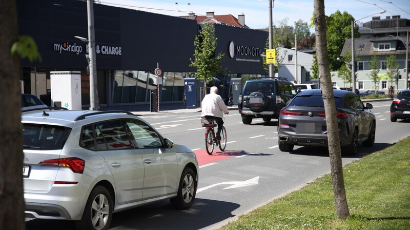 In der Stadt Salzburg sind die Radfahrer, wie hier in der Sterneckstraße, vielen Gefahren ausgesetzt. (Bild: Tröster Andreas, Krone KREATIV)