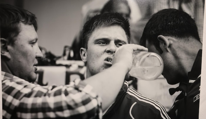 Während eines Turniertages überkam Anton Hollaus plötzlich die Nervosität. Anton Wurm flößte ihm ...