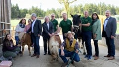 Landtagspräsident Karl Wilfing, Arbesbachs Bürgermeister Martin Frühwirth (rechts) und „Krone“-Redaktionsleiter Lukas Lusetzky besuchten den Verein und seine Schützlinge. (Bild: Molnar Attila/Attila Molnar)