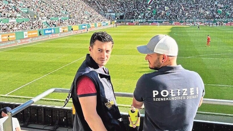 Wenn die Fußballfans ausrücken, um ihren Verein anzufeuern, ist der Kärntner Polizist Patrick Fina dabei. Er kennt die Szene schon seit Jahren. (Bild: zvg)