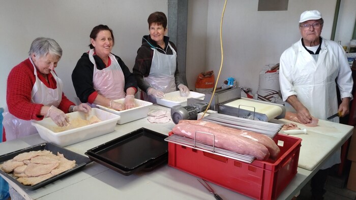 Hier werden über 900 Kilo Schnitzelfleisch paniert
