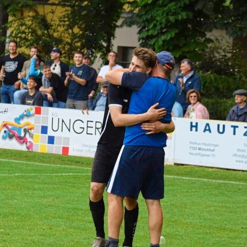 Coach Herglotz herzt Hoffmann, der von vielen Klubs umworben wird. (Bild: Halbturn/Herglotz)