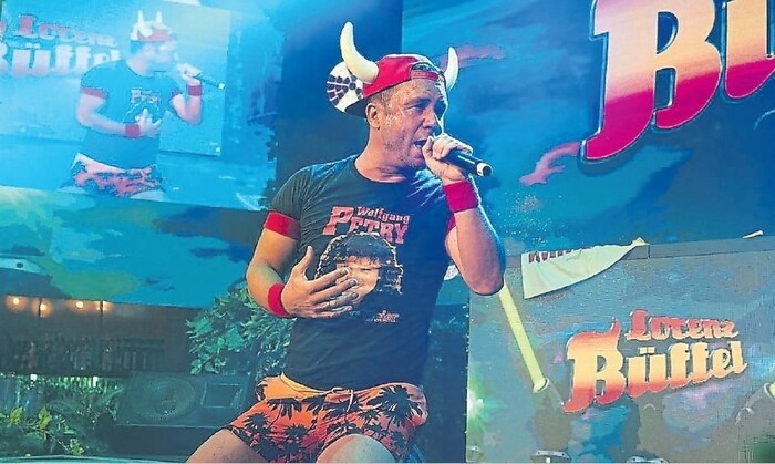 A kremsi Stefan Scheichel-Gierten, alias Lorenz Büffel a "Johnny Däpp" című slágerével énekelte be magát a rajongók szívébe.