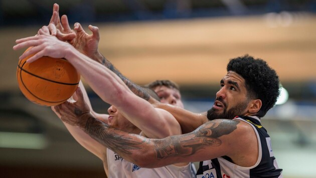 Moses (r.) und Co. kämpften, verloren aber gegen Oberwart. (Bild: GEPA pictures/ Avni Retkoceri)