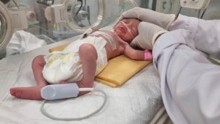 Die kleine Sabreen wurde nur fünf Tage alt, nachdem sie per Kaiserschnitt aus dem Bauch ihrer sterbenden Mutter geholt wurde.  (Bild: AP/Mohammad Jahjouh)