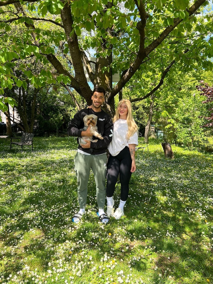 Eric Damböck mit Freundin Vicky und Baloo.