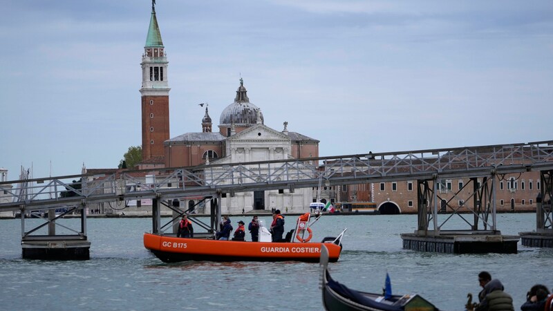 In der Haftanstalt auf der Insel Giudecca hat der Heilige Stuhl seinen Biennale-Pavillon eingerichtet. Der Papst machte sich per Boot zu den Insassinnen und Kunstwerken auf. (Bild: AP)