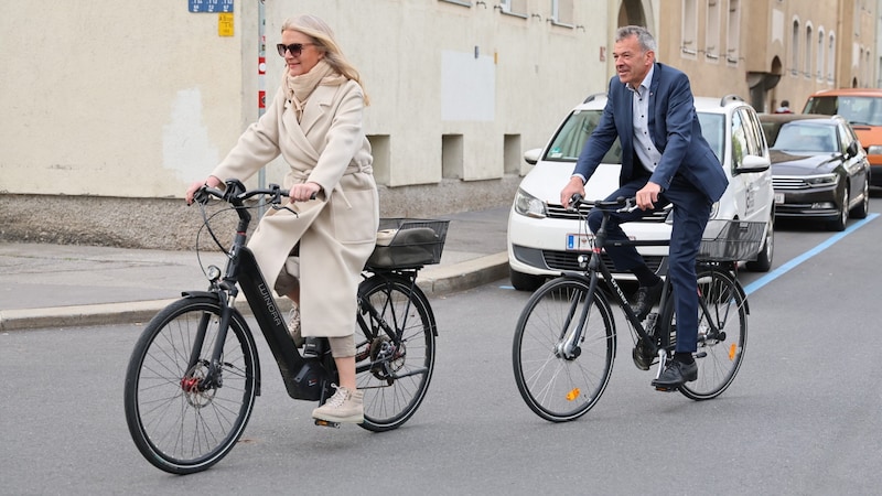 BM Georg Willi kam wie beim ersten Durchgang mit dem Fahrrad zum Wahllokal... (Bild: Birbaumer Christof)