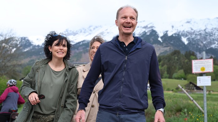 Auch sein Kontrahent, Johannes Anzengruber, gab sichtlich gut gelaunt seine Stimme ab.