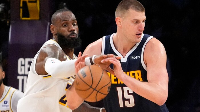 LeBron James (l.)