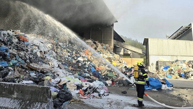 Das Feuer ist in einer Lagerhalle der Deponie in Tainach ausgebrochen.  (Bild: FF Tainach)