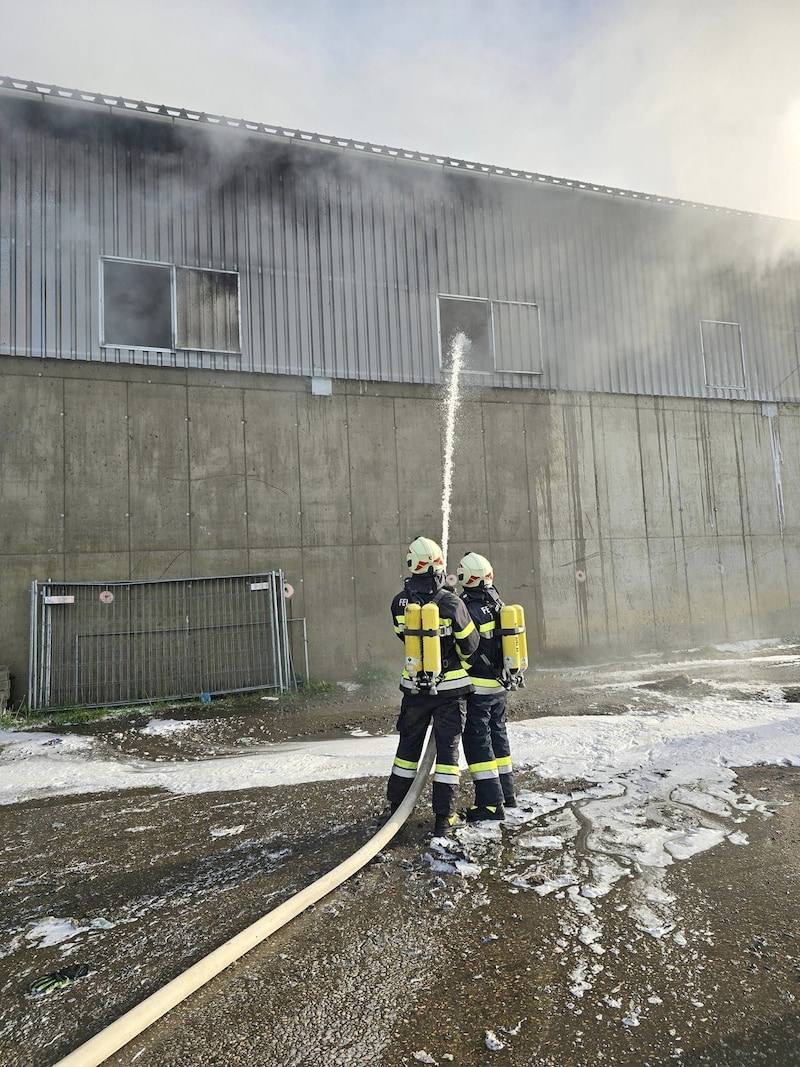 Insgesamt 30 Mann standen im Löscheinsatz. (Bild: FF Tainach)