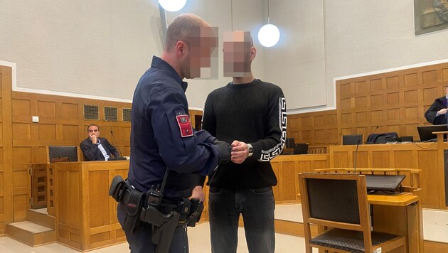 The Afghan was presented in handcuffs. (Bild: Chantal Dorn, Krone KREATIV)