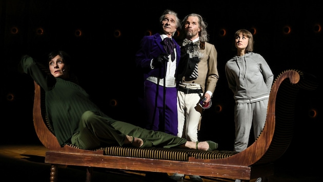 Das Schauspiel-Ensemble glänzt auch auf der Opernbühne (Bild: Barbara Palffy)