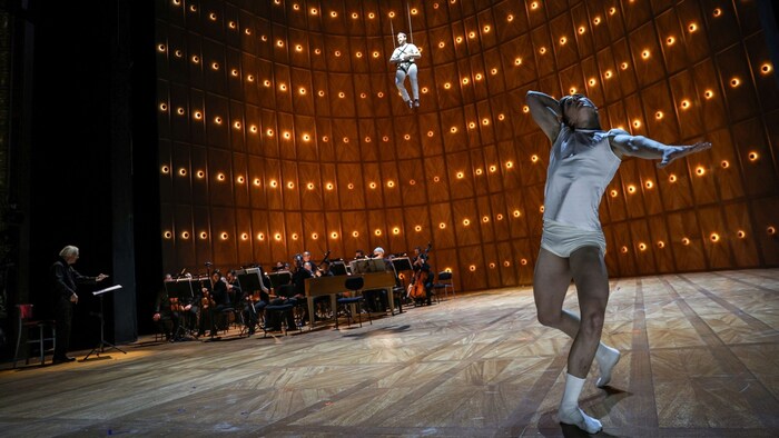 Orchestra, singing and dancing share the stage