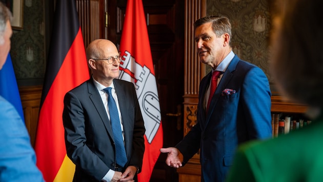 Hamburg's Mayor Peter Tschentscher with City Councillor for Economic Affairs Peter Hanke (Bild: Senatskanzlei Hamburg)