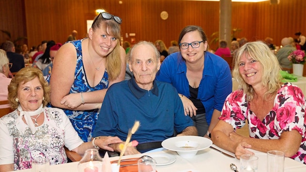 Beatrix Ebner (center) with her father and family members. (Bild: Häuser zum Leben)