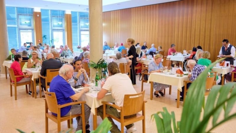 In the "Zum Augenblick" restaurant, dementia sufferers and their families can enjoy their meal in a quiet atmosphere. (Bild: Häuser zum Leben)