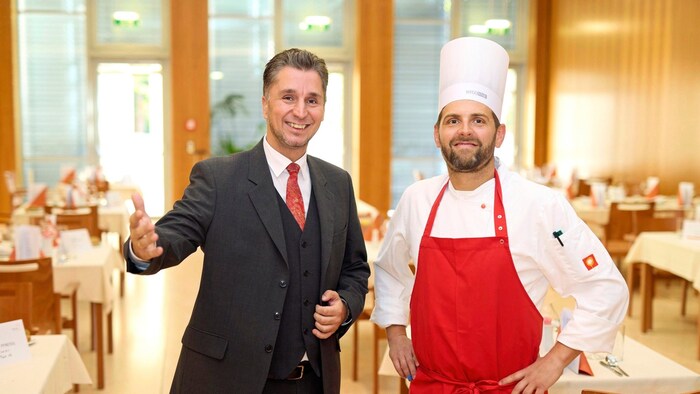Service-Leiter Christian Schweitzer (li.) und Haus Döbling Küchen-Chef Günter Hymer freuen sich ...
