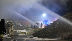 215 Einsatzkräfte und 49 Fahrzeuge von Feuerwehr, Rotem Kreuz und Polizei waren in der Nacht auf Sonntag im Großeinsatz. (Bild: APA/FEUERWEHREN BEZIRK PONGAU)