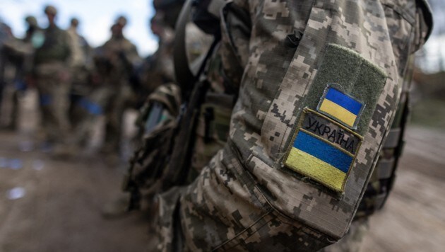 Mehr als zwei Jahre dauert der Krieg in der Ukraine bereits. Eine Ü60-Einheit kämpft freiwillig und ohne Sold für ihr Land (Symbolbild) (Bild: AFP)